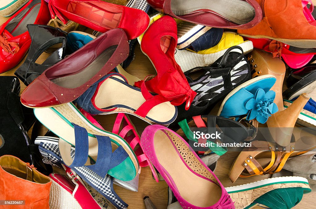 Primer plano del big pila de coloridas mujer zapatos. - Foto de stock de Calzado libre de derechos