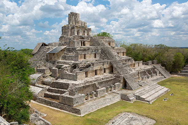 principal temple à edzna, campeche - campeche photos et images de collection