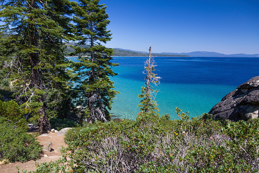 Lake Tahoe y del agua, aguas azul turquesa desde Rubicon Trail photo