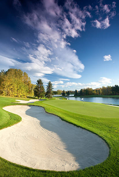 поле для гольфа, живописных - golf course usa scenics sports flag стоковые фото и изображения