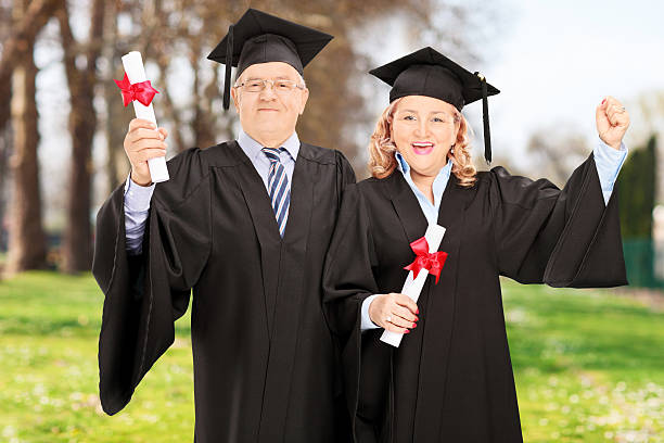성숙한 팀원은 노력했지만 diplomas 커플입니다 - graduation women fist celebration 뉴스 사진 이미지