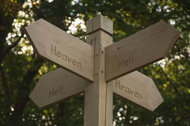 céu ou hell'? - heaven hell road sign sign imagens e fotografias de stock