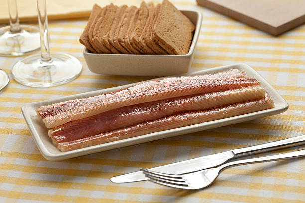 plato con anguila ahumada - saltwater eel fotografías e imágenes de stock