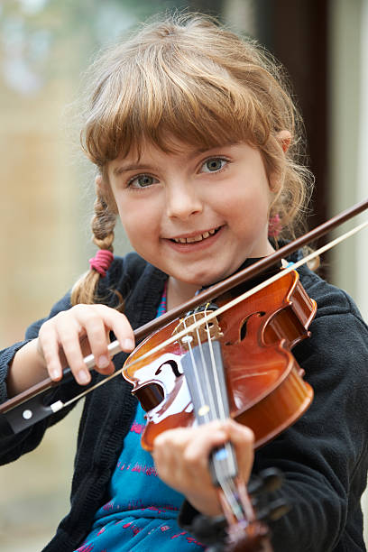 istock Young Girl Learning To Play Violin 516232811