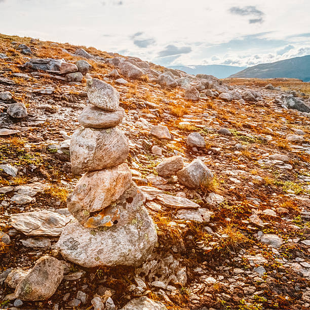 쌓다 바위 norwegian 산, 노르웨이 네이쳐향 - cairn stacking stone rock 뉴스 사진 이미지