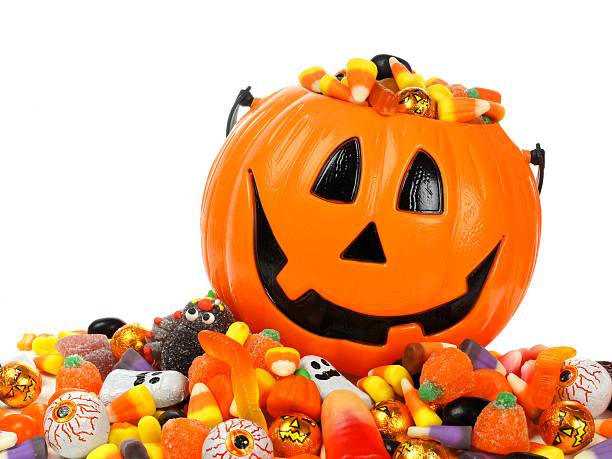 jack o'lantern halloween con dolciumi secchi traboccante - halloween candy immagine foto e immagini stock
