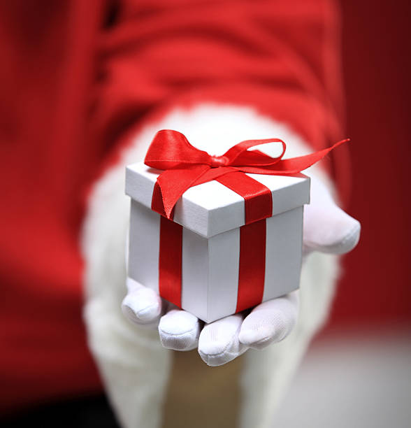 santa claus rękawiczkach, trzymając biały giftbox - gloved hand zdjęcia i obrazy z banku zdjęć