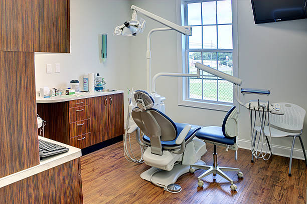 экзамен зал в офисе стоматолога - dentist office dentists chair chair nobody стоковые фото и изображения