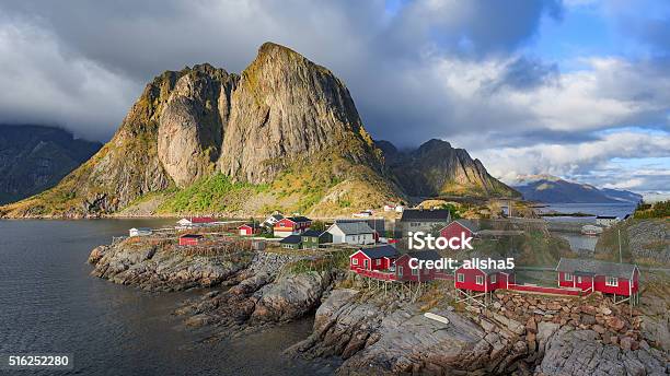 Foto de Reine Aldeia De Pescadores Em Ilhas Lofoten Noruega e mais fotos de stock de Aldeia