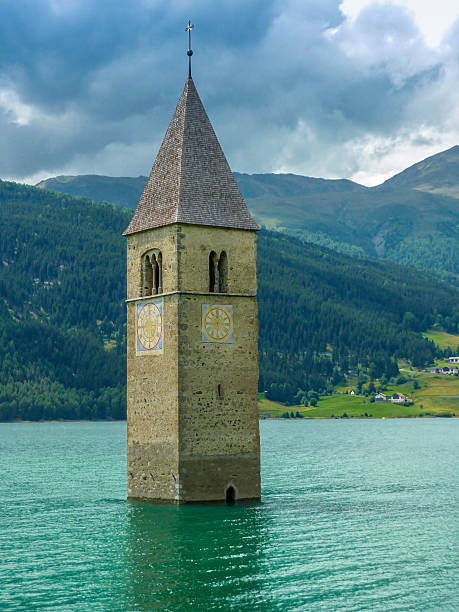 campanário da igreja na resia lago - 2 - lake mountain north tirol austria - fotografias e filmes do acervo