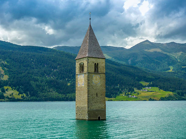 campanário da igreja na resia lago - 3 - lake mountain north tirol austria - fotografias e filmes do acervo