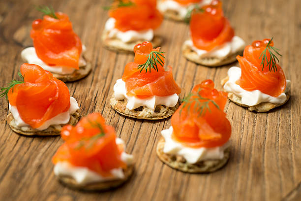 wędzone pstrąg blinis na drewnianym zarząd - amuse bouche zdjęcia i obrazy z banku zdjęć