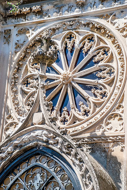 fenêtre rose gothique - rose window gable gothic style window photos et images de collection