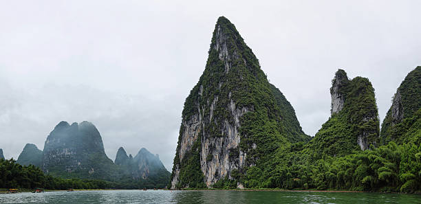 cárstica montanhas ao redor do rio li - lijiang landscape wetland marsh - fotografias e filmes do acervo