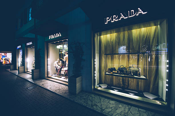 magasin prada - clothing store store prada outdoors photos et images de collection