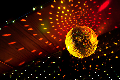 Espejo con bola de discoteca con luz de reflejo en el techo photo