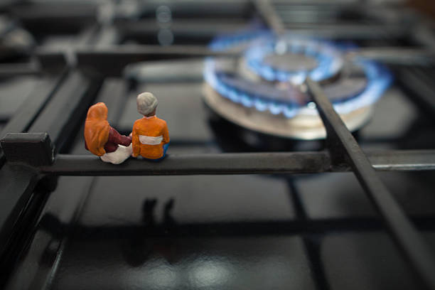 pareja joven en casa surrealista concepto de calefacción - blue flame natural gas fireplace fotografías e imágenes de stock