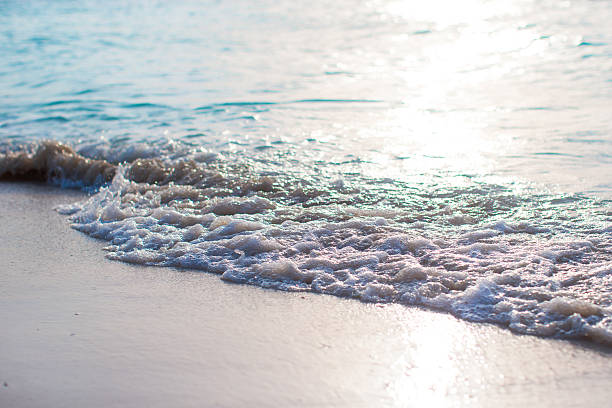 идиллический идеальный воды в экзотические острова - island tropical climate travel sand стоковые фото и изображения