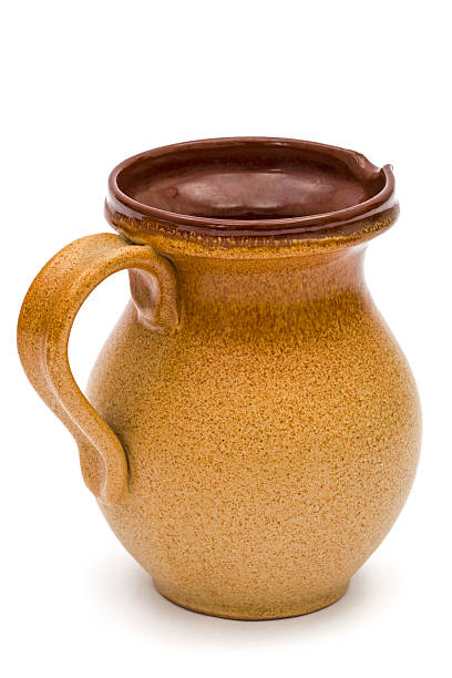 古いピッチャー、に隔てられた白の背景 - jug pitcher pottery old ストックフォトと画像