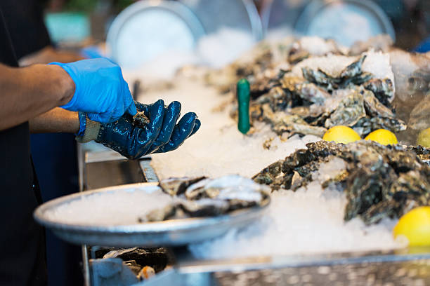 close-up de tirar as cascas de ostras - prepared oysters prepared shellfish shucked seafood - fotografias e filmes do acervo