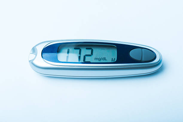 diabetico da bagno, siringa con insulina e controllo glicemico penna - diabetes high up blood sugar test glucose foto e immagini stock