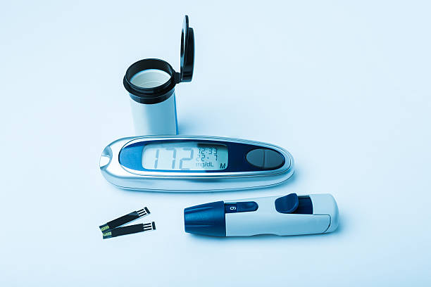 équipement diabétique, stylo seringue à insuline et glucomètre - meter diabetes blood scrutiny photos et images de collection