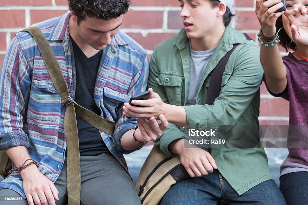 Junge Erwachsene mit Handy - Lizenzfrei Ernst Stock-Foto