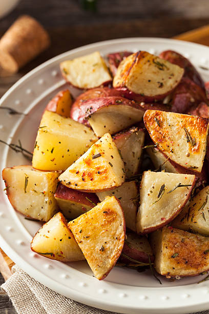 自家製ジャガイモローストハーブレッド - red potato raw potato chopped vegetable ストックフォトと画像