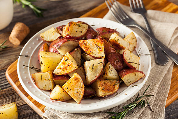 自家製ジャガイモローストハーブレッド - red potato raw potato chopped vegetable ストックフォトと画像