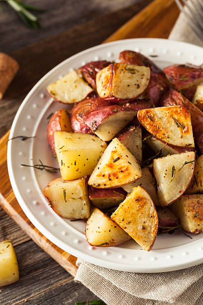 自家製ジャガイモローストハーブレッド - red potato raw potato chopped vegetable ストックフォトと画像