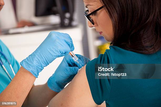 Médicos Enfermeira Em Farmácia Clínica Com Gripe Shot Para O Doente - Fotografias de stock e mais imagens de Vacina de Gripe