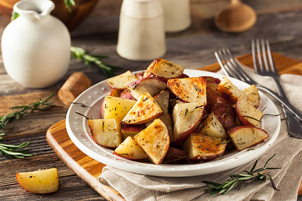 홈메이트 붉은 감자와 구운 허브 - red potato raw potato chopped vegetable 뉴스 사진 이미지