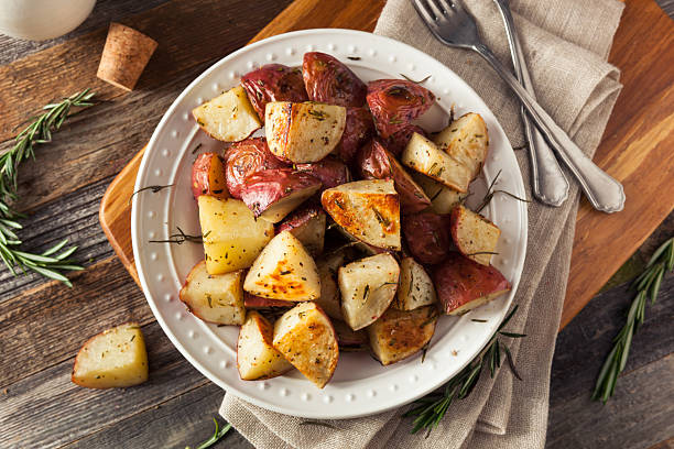 홈메이트 붉은 감자와 구운 허브 - red potato raw potato chopped vegetable 뉴스 사진 이미지