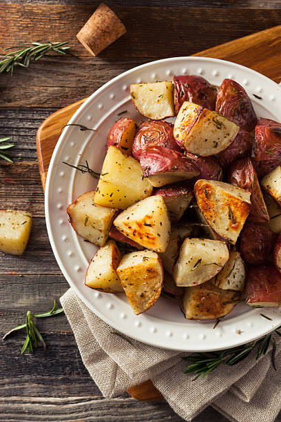 自家製ジャガイモローストハーブレッド - red potato raw potato chopped vegetable ストックフォトと画��像