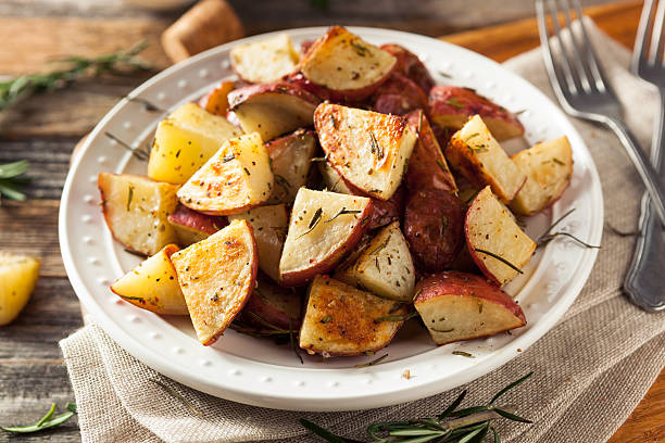 tostado casero de papas con hierbas rojo - roasted potatoes prepared potato herb food fotografías e imágenes de stock