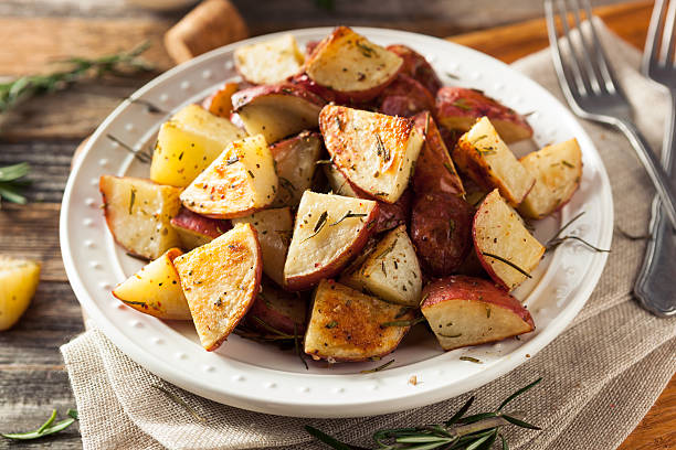 домашнее жареный травяной красный картофель - roast garlic стоковые фото и изображения