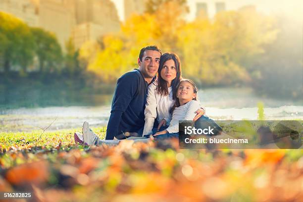 Familia Feliz En La Naturaleza Foto de stock y más banco de imágenes de Central Park - Manhattan - Central Park - Manhattan, Familia, Otoño