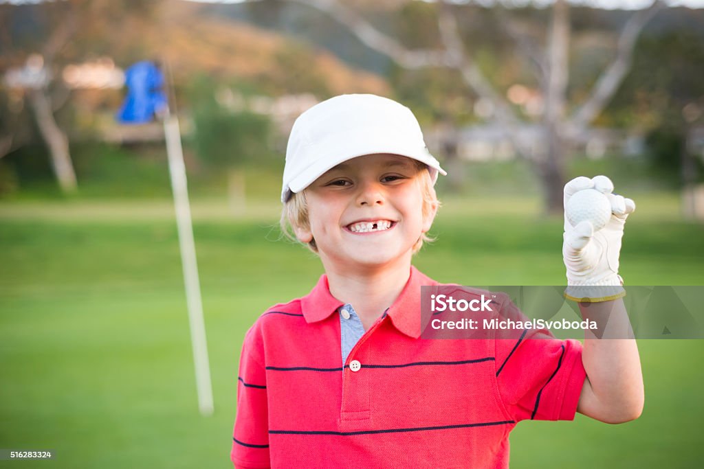 Jeune garçon golf sur le Mettre Vert de - Photo de Golf libre de droits