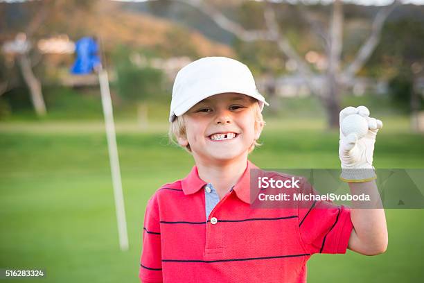 Photo libre de droit de Jeune Garçon Golf Sur Le Mettre Vert De banque d'images et plus d'images libres de droit de Golf - Golf, Enfant, Niveau junior