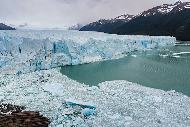 pełzania lodu w cieniu niebieskiego lodowca perito moreno - ice arctic crevasse glacier zdjęcia i obrazy z banku zdjęć