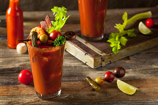 tocino caseras de vodka sangrienta maría picante - clamato fotografías e imágenes de stock