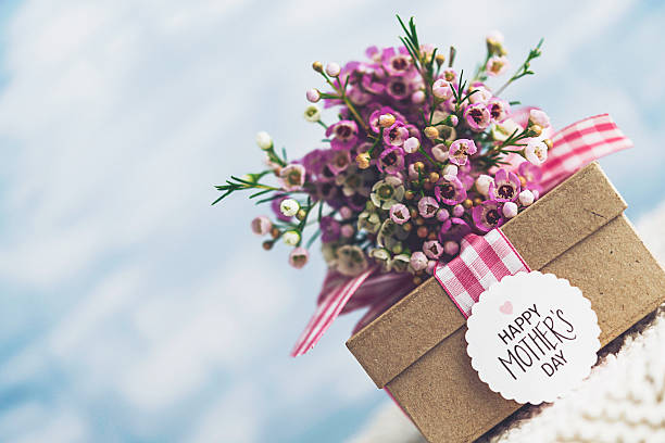 istock Mother's Day gift with bouquet and special message 516285088
