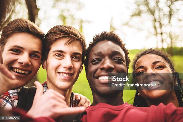 Gruppe Von Collegestudenten Die Ein Selfie Lachen Und Stockfoto und mehr Bilder von 18-19 Jahre