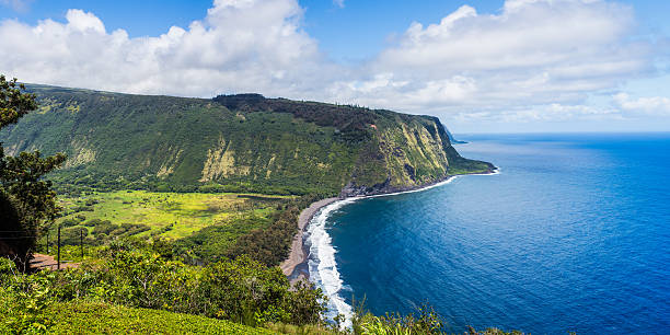 istock Waipio Valley Lookout 516285933