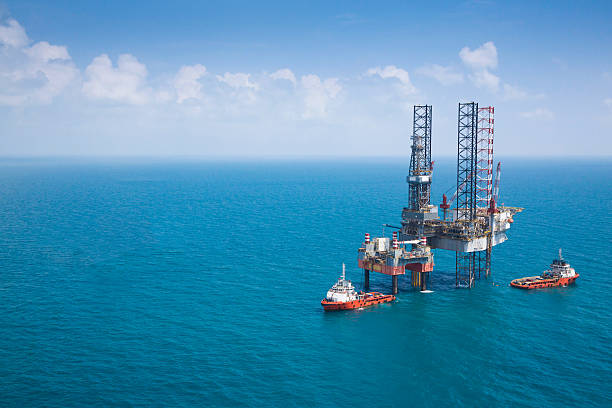 offshore-öl-rig drilling gas - bohrinsel stock-fotos und bilder