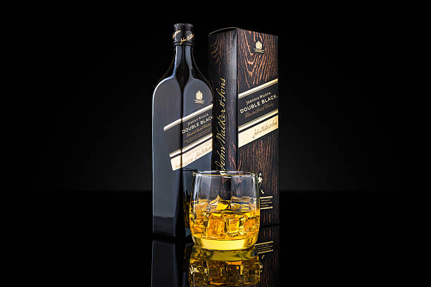 johnnie walker doppio nero unito scotch whisky - still shot foto e immagini stock