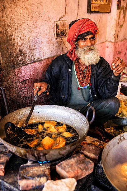 indiana rua fornecedor de preparar alimentos, jaipur, índia - old men asian ethnicity indian culture imagens e fotografias de stock