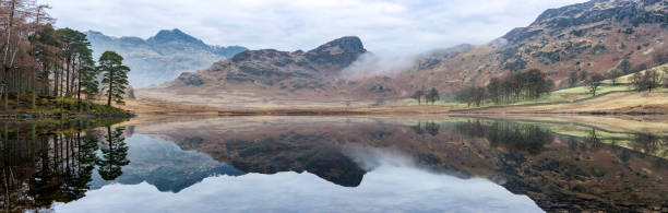 amplo panorama em blea tarn com reflexões e desigual humidade. - panoramic langdale pikes english lake district cumbria imagens e fotografias de stock