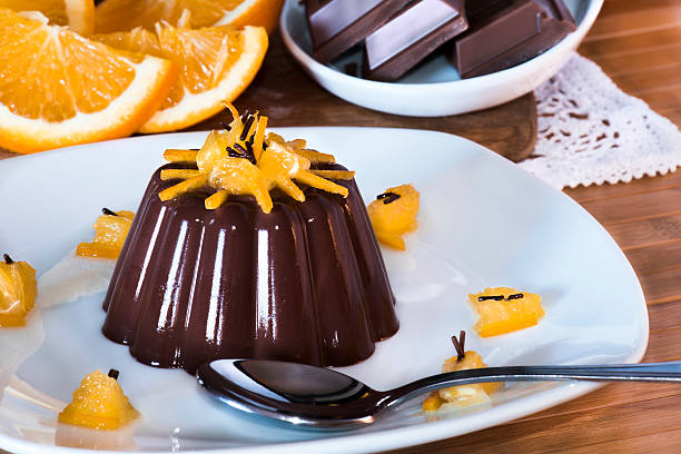 Deliziosi dessert al cioccolato e fette di arancia alba luce - foto stock