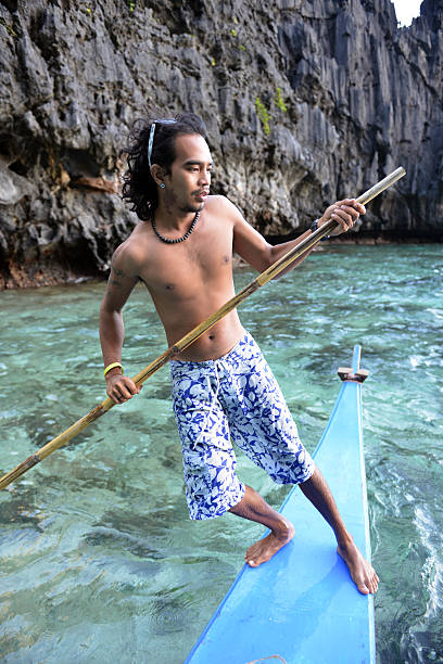 philippino sur son banca traditionnelle - outrigger philippines mindanao palawan photos et images de collection